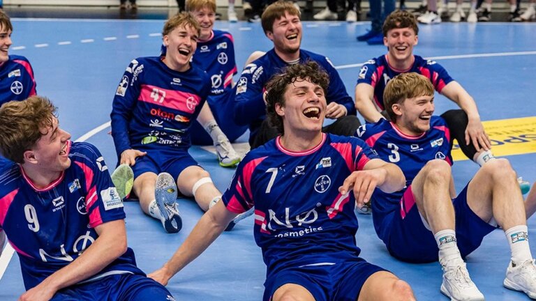 Am Ende feierten die Dormagener einen Heimsieg. Foto: Heinz Zaunbrecher