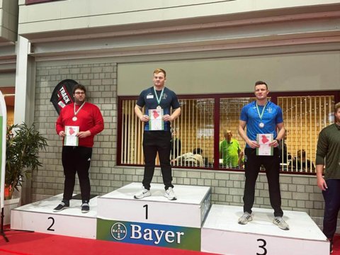 Xaver Hastenrath (M.) und Nico Beckers (r.) bei der Siegerehrung. (Copyright: TSV Bayer Dormagen)