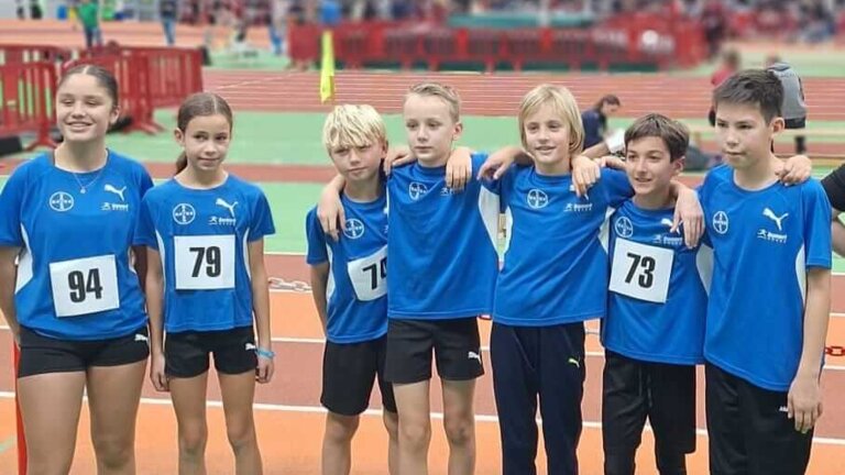 Mürvet Acgar, Ellie Hall, Julian Heinrich, Lias Schreiber, Paul Sander, Luis Schoo und Henry Klause (alle TSV Bayer Dormagen) beim Hallensportfest in Düsseldorf.