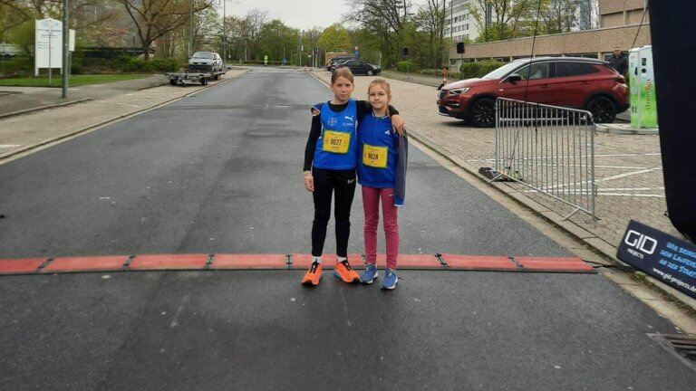 Carolin (l.) und Ida in Neuss.