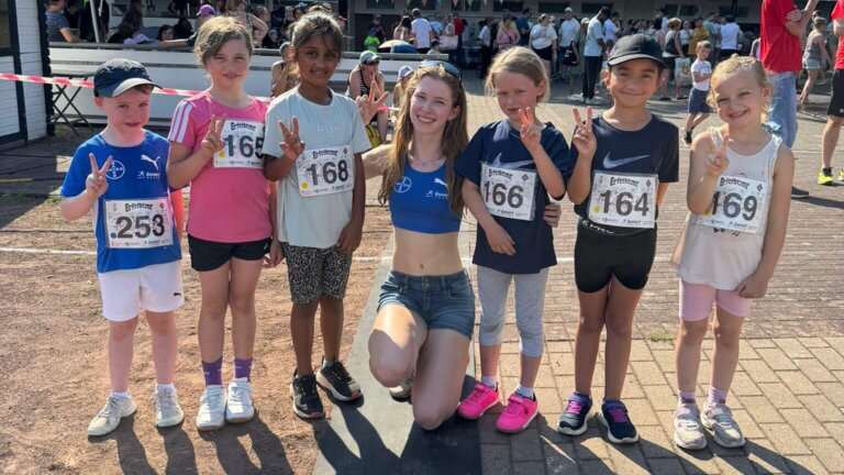 Die sechs Starterinnen und Starter mit Trainerin Anna Krieger.