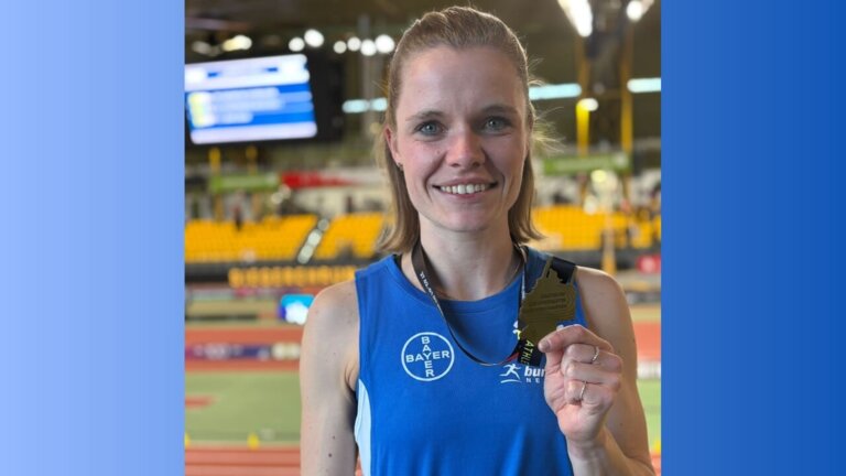 Tanja Spill mit ihrer Goldmedaille in Dortmund.