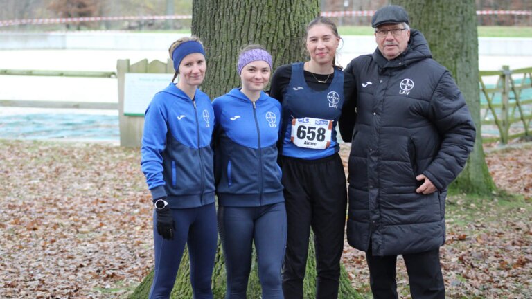 Fabiana Niemann, Anna Konrad, Aimee Drössler und Trainer Wilhelm Jungbluth. (Copyright: Familie Konrad)
