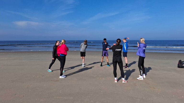 Dehnübungen an der Nordsee. (Copyright: TSV Bayer Dormagen)