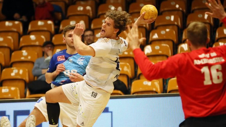Linksaußen Tim Mast bei einer Aktion in Dessaus Halle, Foto: HV Dessau