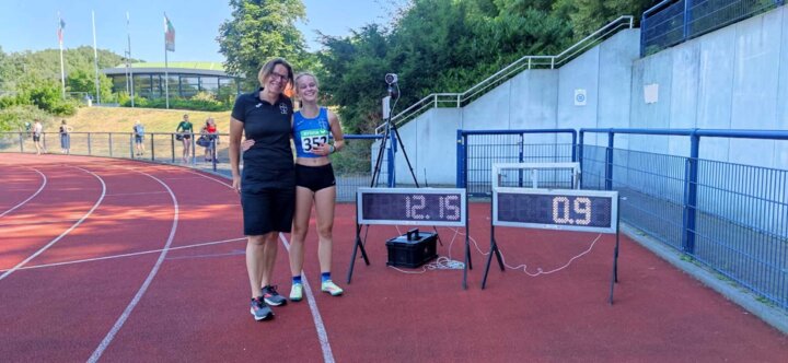 Trainerin Ulrike Wölm und Lara Savu, deren Zielzeit noch um zwei Hundertstel nach unten korrigiert wurde. (Copyright: TSV Bayer Dormagen)