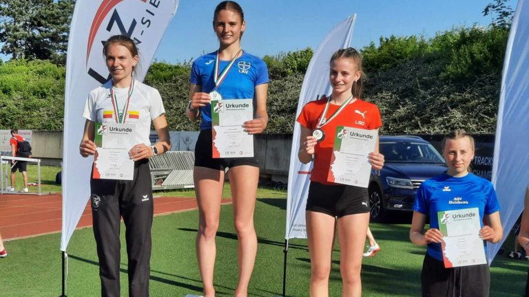 Maxima Majer bei der Siegerehrung. (Copyright: TSV Bayer Dormagen)