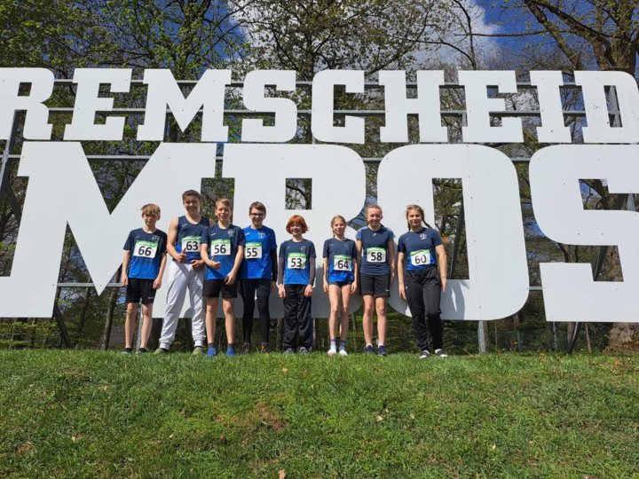 Jan Meurer, Dominik Guske, Konstantin Wendland, Julian Hohmann, Elijas Amerein, Margot Vandeputte, Isabella Libertus, Fritzi Jacklofsky. (v.l./Copyright: TSV Bayer Dormagen)