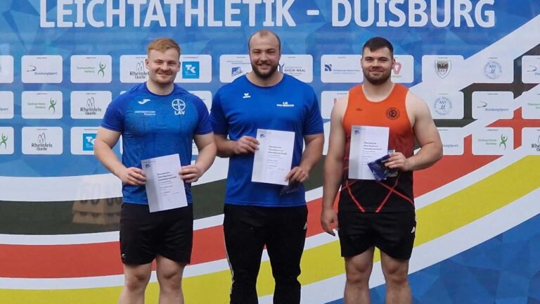 Xaver Hastenrath (l.) bei der Siegerehrung in Duisburg. (Copyright: TSV Bayer Dormagen)