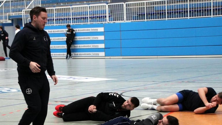 Vor dem Fußballkick lud Athletiktrainer Nico Brandt zum Warmmachen ein