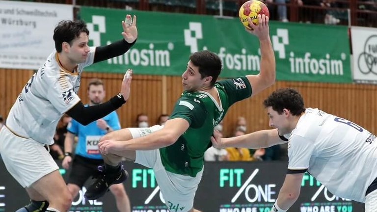 Yonatan Dayan setzt sich gegen Patrick Hüter und Alex Senden durch, Foto: Rimpar